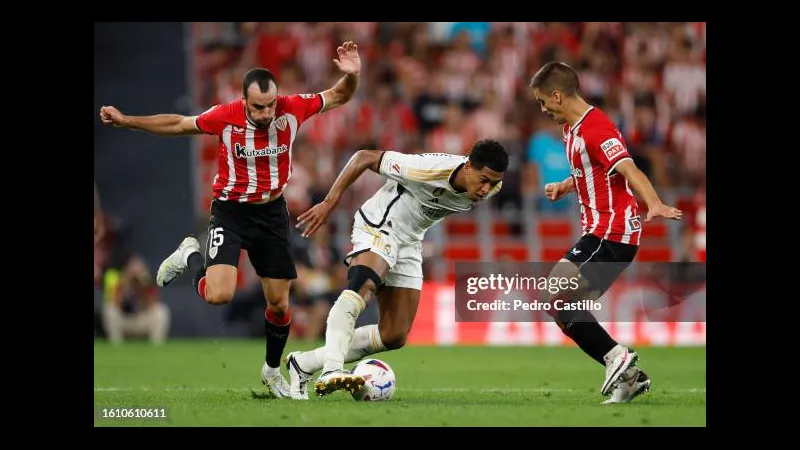 Cầu thủ của Athletic Bilbao nỗ lực chặn bóng trước sự áp đảo của cầu thủ Real Madrid Cầu thủ của Athletic Bilbao nỗ lực chặn bóng trước sự áp đảo của cầu thủ Real Madrid